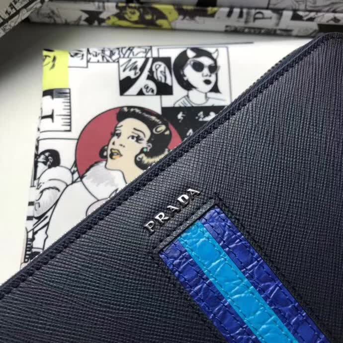 【原版皮】普拉达/Prada 拉链钱夹，选用十字纹小牛皮镶嵌彩带鳄鱼纹裁制而成，经典之作，简单时尚，款号：2ML188