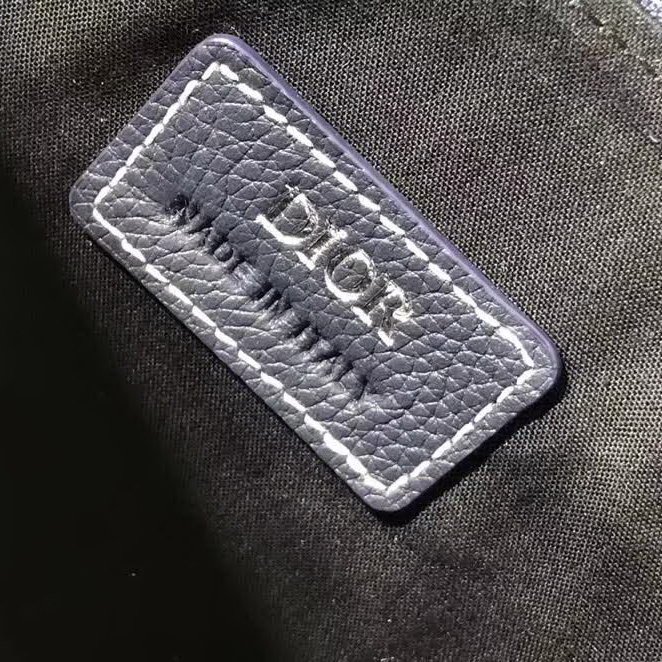 【原版皮】迪奥/Dior 马鞍包，选用颗粒纹小牛皮裁制而成，饰有Christian Dior带扣细节，彰显出自由与独特个性，看起来帅气又低调