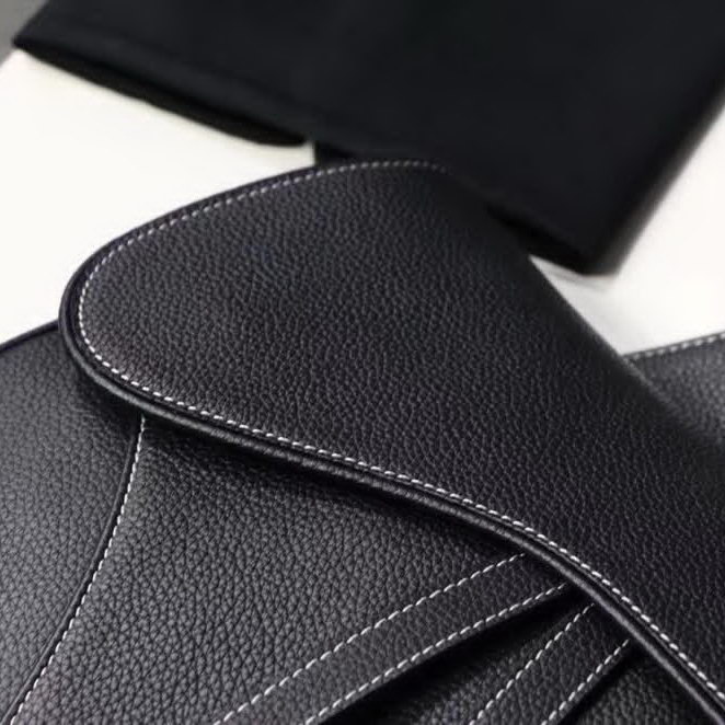 【原版皮】迪奥/Dior 马鞍包，选用颗粒纹小牛皮裁制而成，饰有Christian Dior带扣细节，彰显出自由与独特个性，看起来帅气又低调