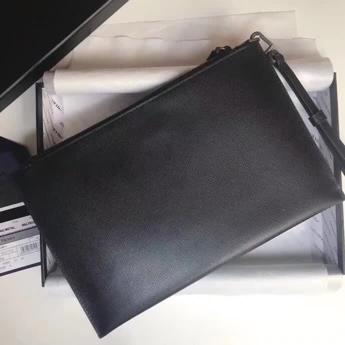 【原版皮】普拉达/Prada 男士手包，选用十字纹小牛皮裁制而成，边角点缀同色小公仔徽标，尽显高档时尚，低调而又奢华，款号：2NG005