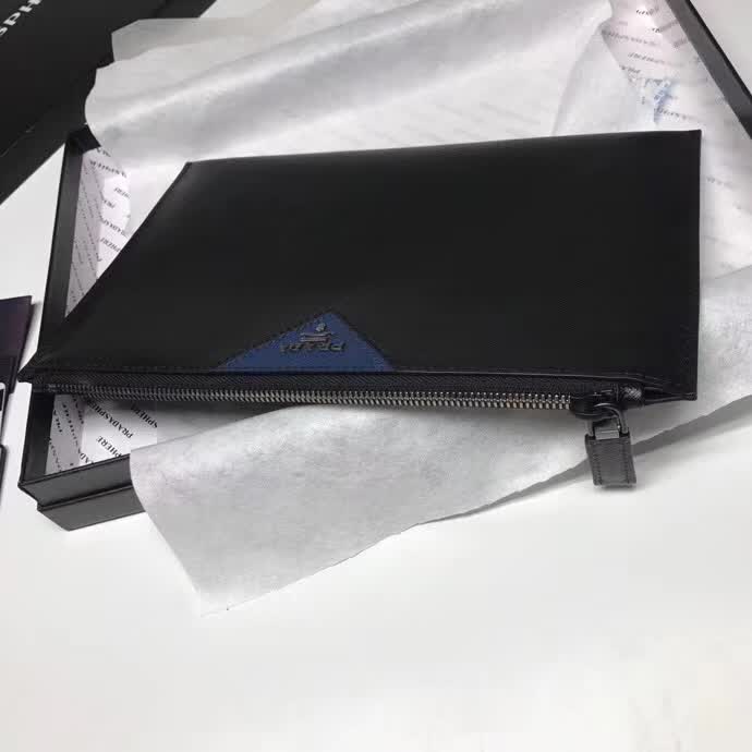 【原版皮】普拉达/Prada 男士手包，选用十字纹小牛皮裁制而成，正面点缀品牌三角散字徽标，款号：2NG05V