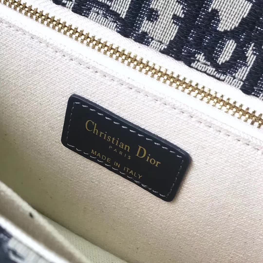 【原版皮】迪奥/Dior 链条包，选用Oblique提花帆布搭配同色系牛皮皮革裁制而成，饰以不规则珠片，很有年代感，搭配链条肩带，真是perfect