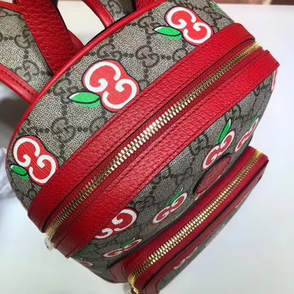 【原版皮】古驰/Gucci 苹果双肩背包，融入了卡通风格的苹果图案，与品牌的双G字母交织图案巧妙搭配，这款背包采用拉链前袋，背面为科技网布材质，款号：601296