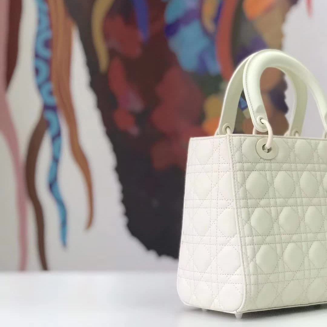 【原版皮】迪奥/Dior 戴妃包，磨砂系列，选用小牛皮绗缝藤格纹，饰有 Ultra matte 饰面金属配饰