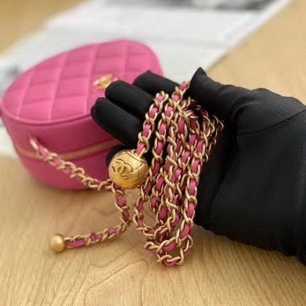 【原版皮】香奈儿/Chanel 金球系列小圆饼包，采用小羊皮精心裁制而成，柔软细腻搭配这季最火爆的链条，神奇的小金球能控制肩带长短，平时出门带的口红车钥匙纸巾都能放，款号：AS0366