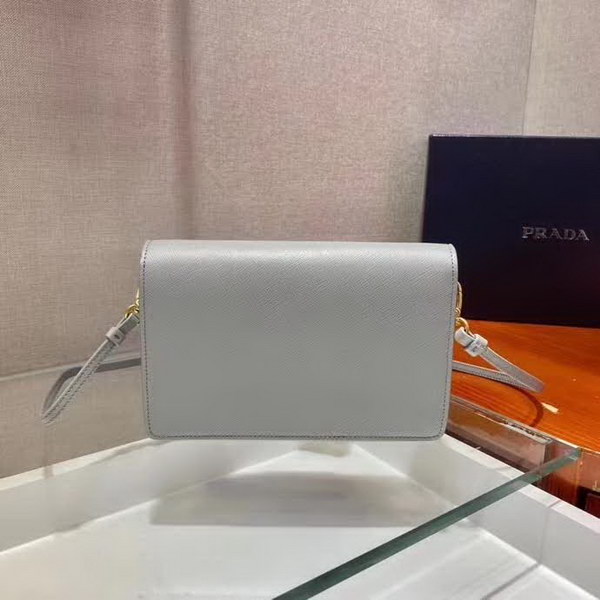 【原版皮】普拉达/Prada 肩背包，诠释精致的极简主义设计格调，一枚金属徽标点缀其上，昭示品牌身份，可拆卸可调式皮革肩带，又可当手包，内配可拆卸镜子，款号： 1BP020