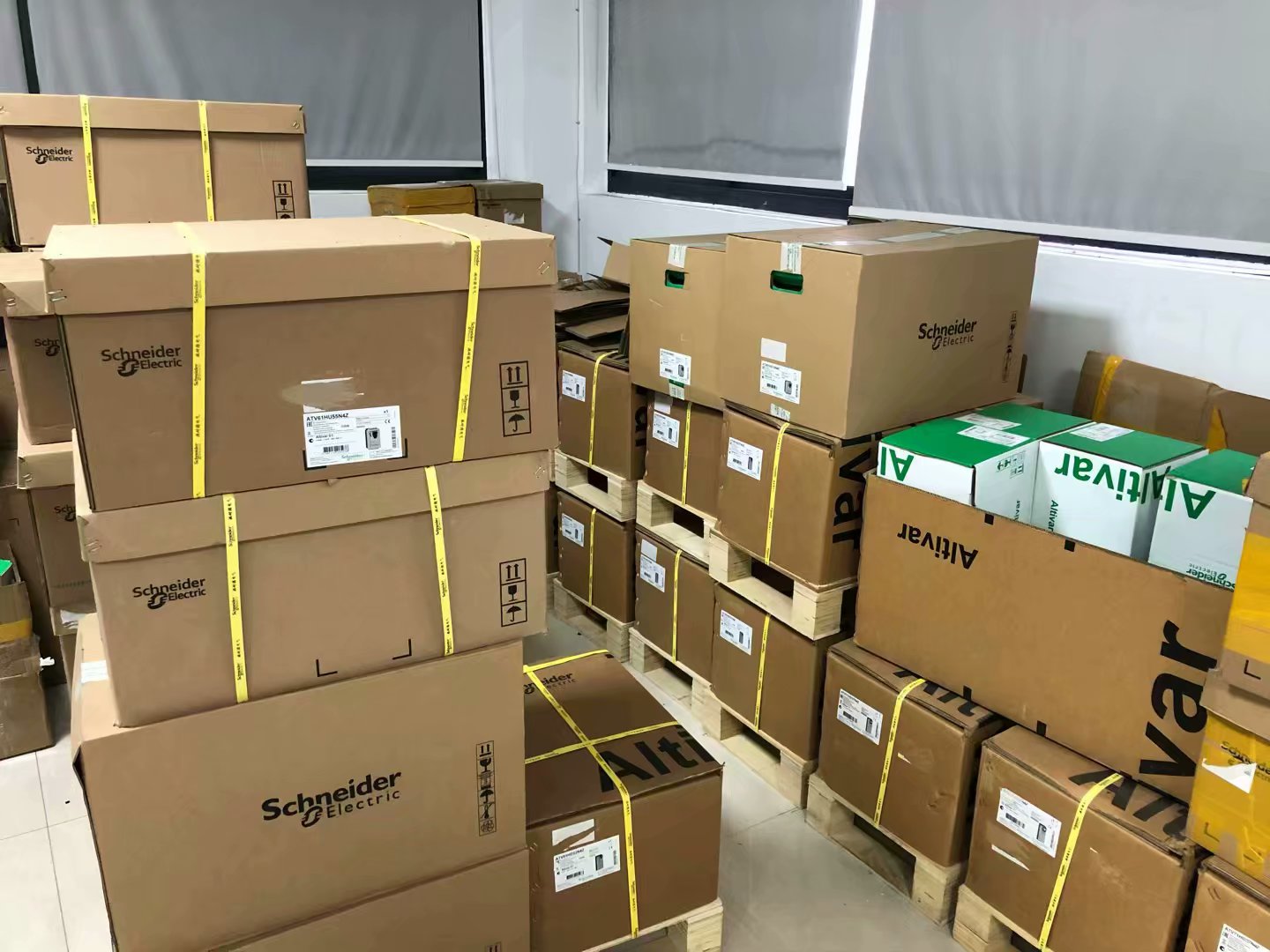 170AAI14000 Schneider Modicon Momentum Original Factory Sealed New