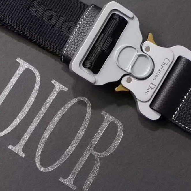 【原版皮】迪奥/Dior 马鞍包，选用颗粒纹小牛皮裁制而成，饰有Christian Dior带扣细节，彰显出自由与独特个性，看起来帅气又低调