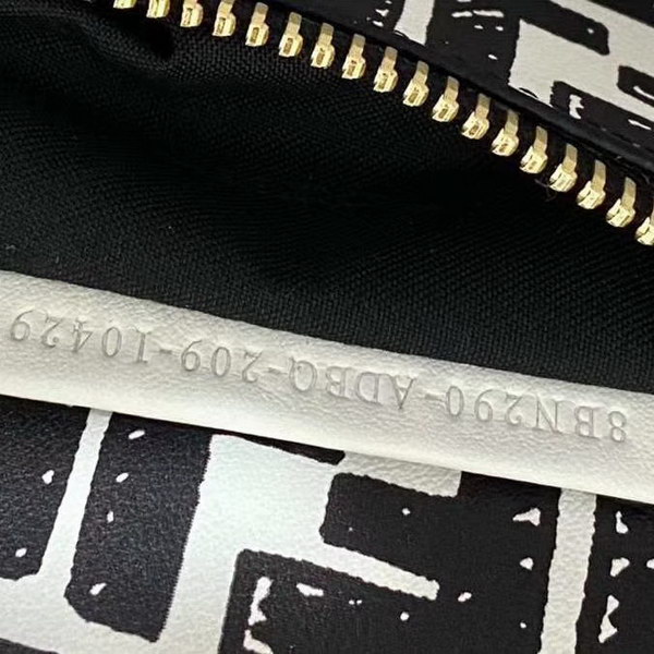 【原版皮】芬迪/Fendi 加州天空系列手Peekaboo手袋，白色皮革材质，以对比鲜明的黑色图形轮廓为特色，营造出二维效果，两侧则缀以经典的扭锁，内衬饰有黑色图形轮廓，构成FF图案，挂饰，字母肩带需另行购买，款号： 8306M