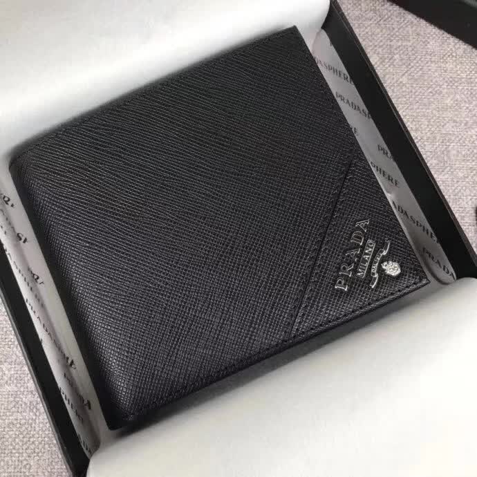 【原版皮】普拉达/Prada 短款钱夹，选用十字纹小牛皮裁制而成，边角点缀散字唛标识，经典之作，简单时尚，款号：2M0513