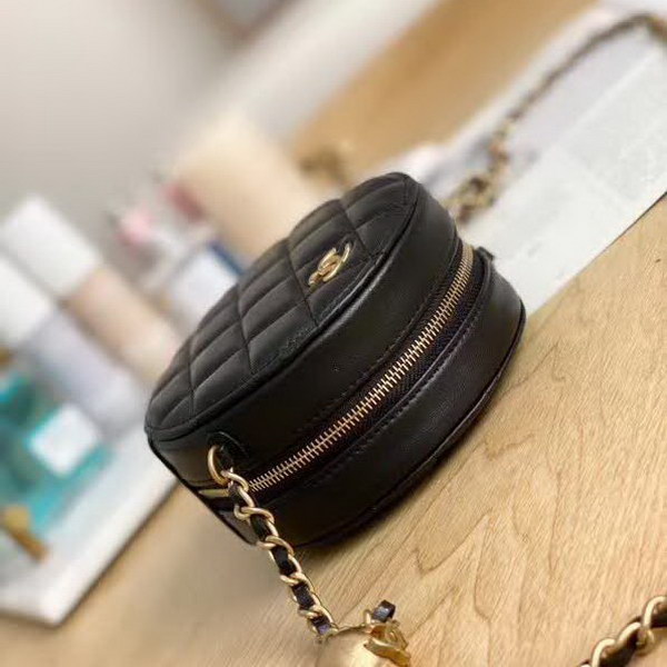 【原版皮】香奈儿/Chanel 金球系列小圆饼包，采用小羊皮精心裁制而成，柔软细腻搭配这季最火爆的链条，神奇的小金球能控制肩带长短，平时出门带的口红车钥匙纸巾都能放，款号：AS0366