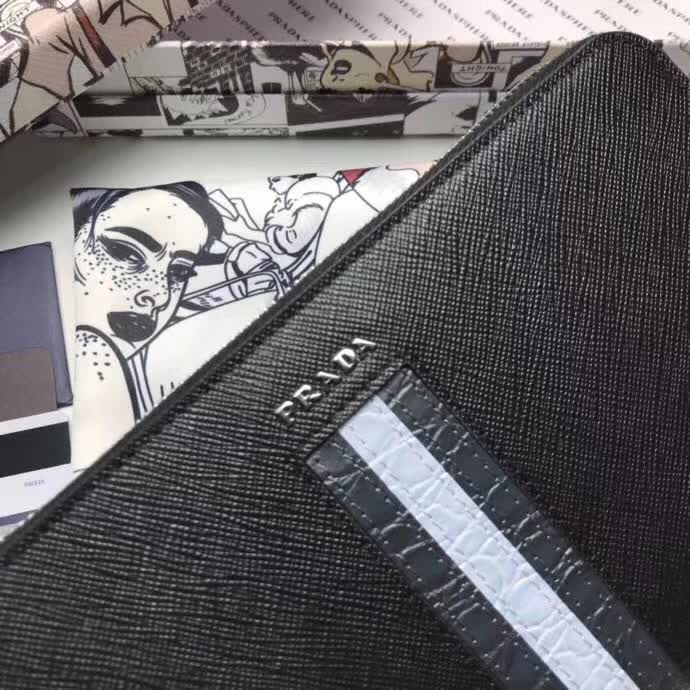 【原版皮】普拉达/Prada 拉链钱夹，选用十字纹小牛皮镶嵌彩带鳄鱼纹裁制而成，经典之作，简单时尚，款号：2ML188