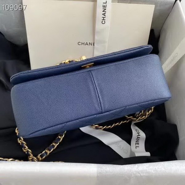 【原版皮】香奈儿/Chanel 新款口盖包，选用牛皮颗粒经过特殊工艺抛光，皮面略微亮闪闪，增加了耐磨度同时又超质感，经典的菱格纹设计，双C纽扣设计，19的皮穿金属粗链条，款号：AS1895