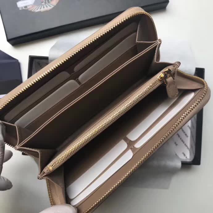 【原版皮】普拉达/Prada 拉链钱夹，选用十字纹小牛皮裁制而成，正面点缀金色散字徽标，尽显高档时尚，低调而又奢华，款号：1ML506
