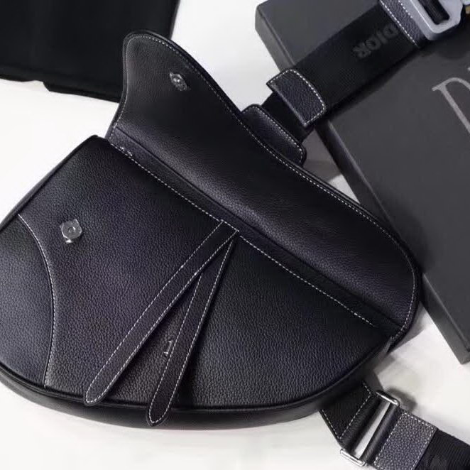 【原版皮】迪奥/Dior 马鞍包，选用颗粒纹小牛皮裁制而成，饰有Christian Dior带扣细节，彰显出自由与独特个性，看起来帅气又低调