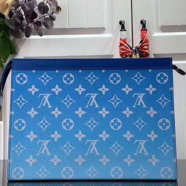 【原版皮】路易威登/LV pochette voyage手袋，以云朵主题焕新手袋设计，再令缥缈如云的品牌标识浮现于Monogram帆布背景，口袋和卡位实现有序收纳，款号：M45480