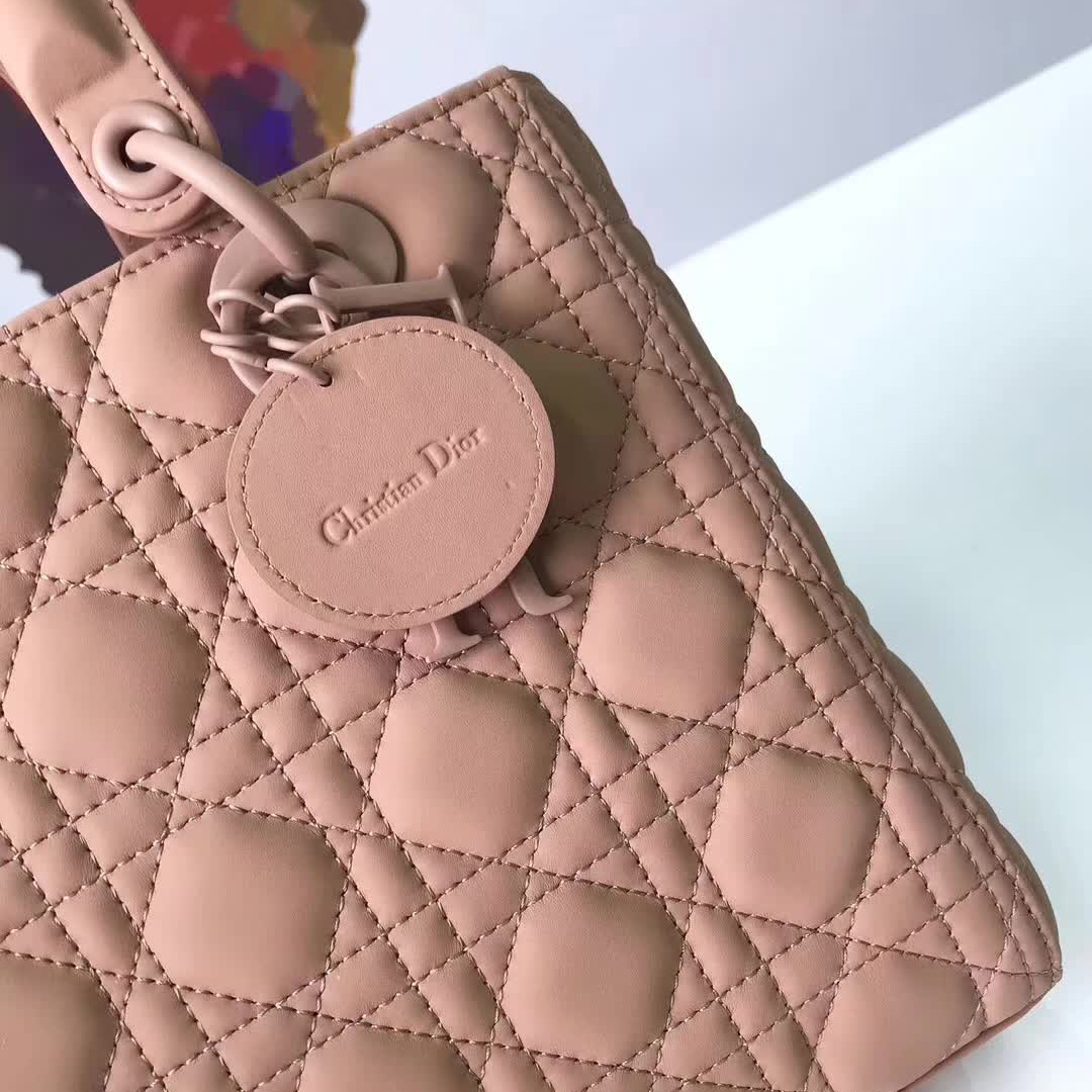 【原版皮】迪奥/Dior 戴妃包，磨砂系列，选用小牛皮绗缝藤格纹，饰有 Ultra matte 饰面金属配饰