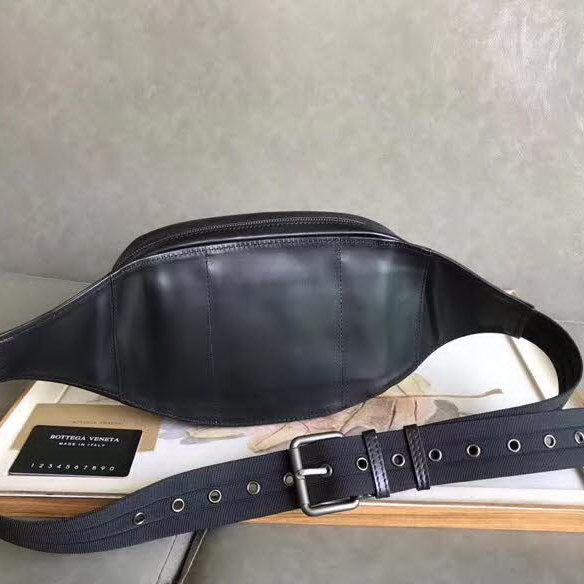 【原版皮】葆蝶家/Bottega Veneta 胸包，经典爆款，选用高光胎牛皮裁制而成，搭配哑锖色五金，所有材料都精挑细选