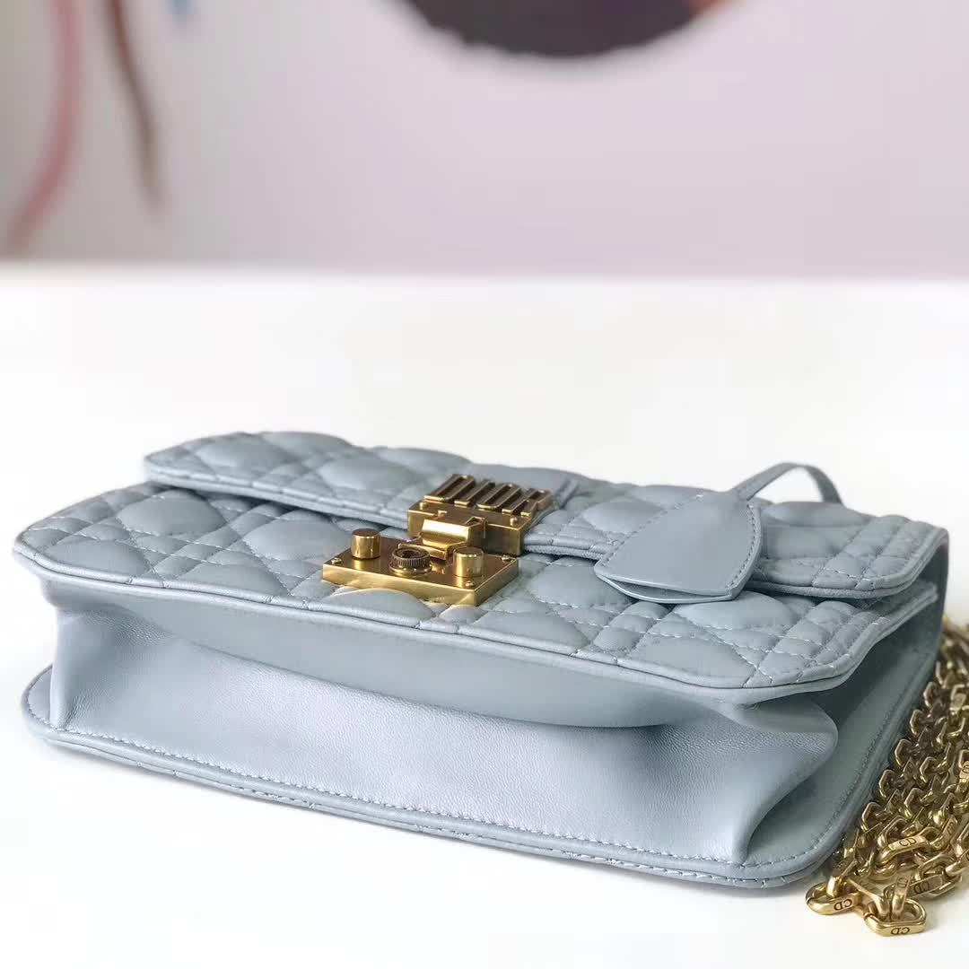 【原版皮】迪奥/Dior 链条包，选用小羊皮绗缝藤格纹，饰以精致又摩登复古品牌标识锁扣，很有年代感，搭配链条肩带，真是perfect