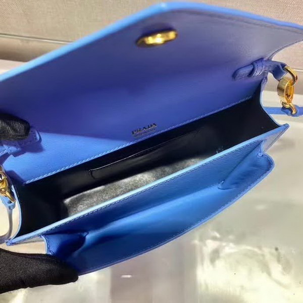 【原版皮】普拉达/Prada 肩背包，诠释精致的极简主义设计格调，一枚金属徽标点缀其上，昭示品牌身份，可拆卸可调式皮革肩带，又可当手包，内配可拆卸镜子，款号： 1BP020