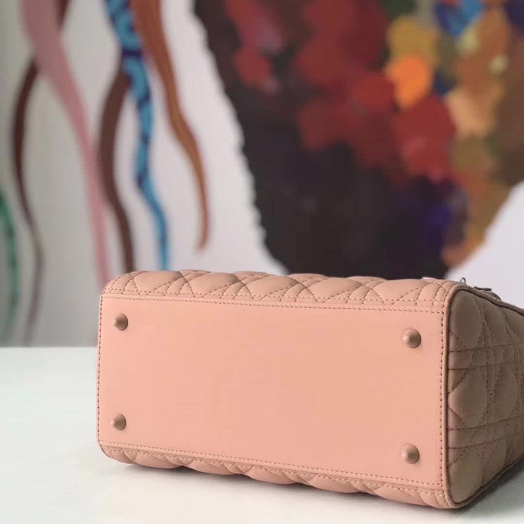 【原版皮】迪奥/Dior 戴妃包，磨砂系列，选用小牛皮绗缝藤格纹，饰有 Ultra matte 饰面金属配饰