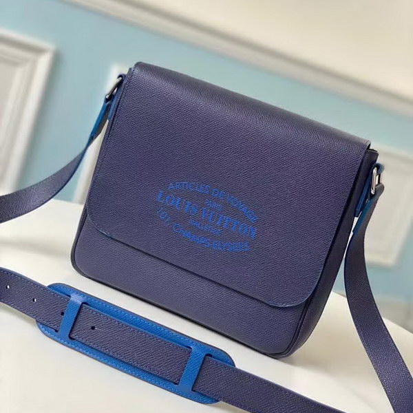 【原版皮】路易威登/LV Roman邮差包，取材深染Taiga皮革，映现Articles De Voyage Malletier标识，追忆硬箱内部的首款标签，内外各设一个贴袋，款号：M30362