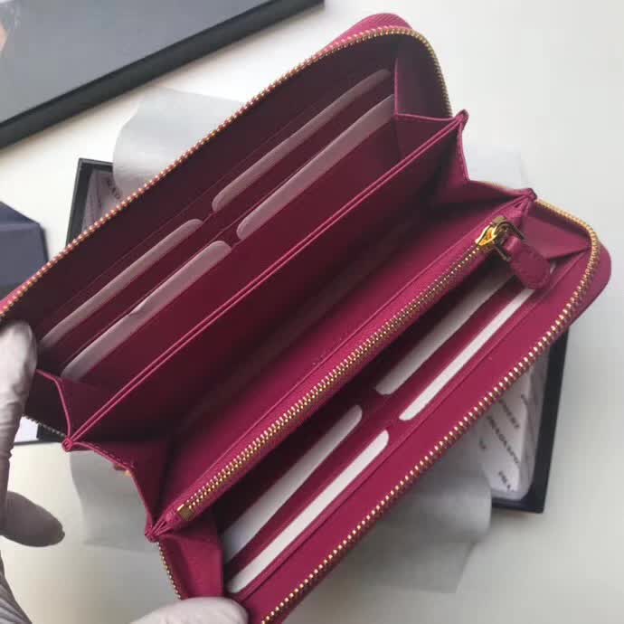 【原版皮】普拉达/Prada 拉链钱夹，选用十字纹小牛皮裁制而成，正面点缀金色散字徽标，尽显高档时尚，低调而又奢华，款号：1ML506