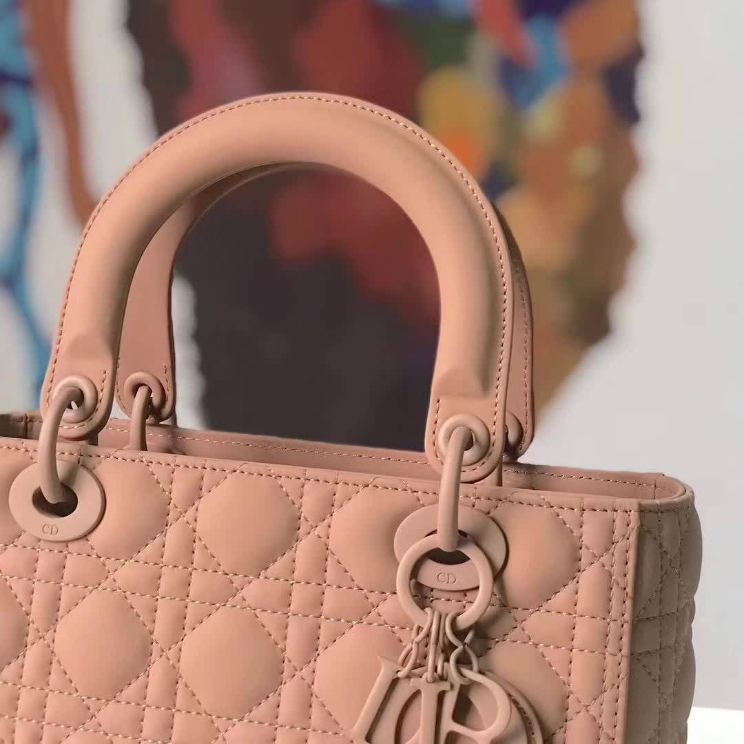 【原版皮】迪奥/Dior 戴妃包，磨砂系列，选用小牛皮绗缝藤格纹，饰有 Ultra matte 饰面金属配饰