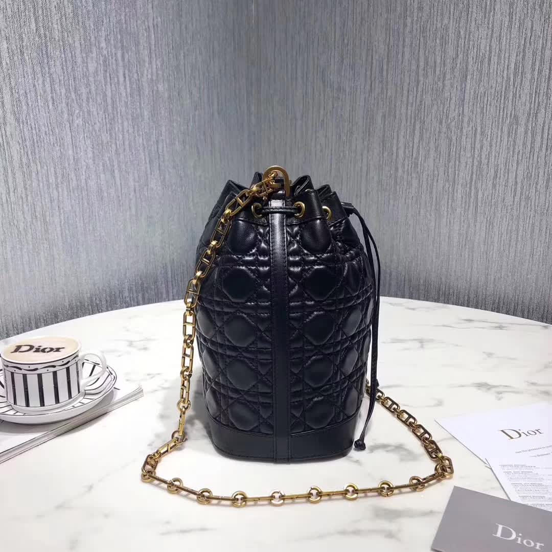 【原版皮】迪奥/Dior 水桶包，选用柔软羊皮裁制而成，全新包型，火遍时尚圈的复古潮流感，款号：M1693