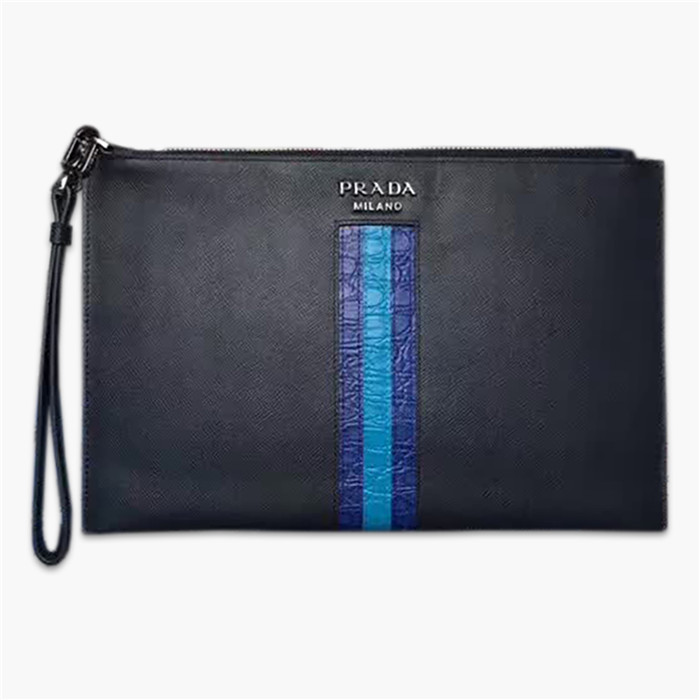 【原版皮】普拉达/Prada 男士手包，选用十字纹小牛皮镶嵌彩带鳄鱼纹裁制而成，经典之作，简单时尚，款号：2NG005