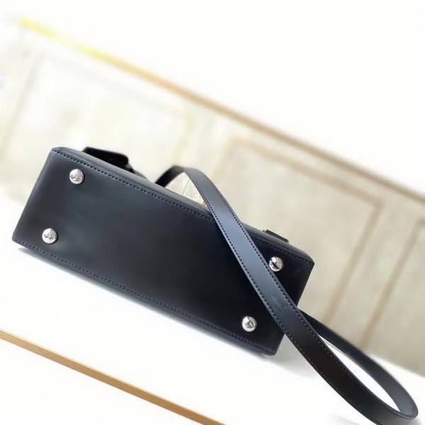 【原版皮】路易威登/LV 手袋，以Taurillon皮革勾勒挺括构型袋身，顶部手柄实现优雅手提，可拆卸肩带方便斜挎，款号：M51333