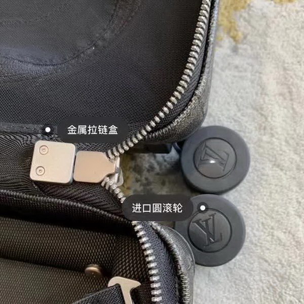 路易威登/LV Horizon 50拉杆箱，以个性创意革传奇经典，为标志性Monogram帆布点缀旅行贴饰，皮革边角保护和超大外置拉杆丰富智慧细节，打造优雅且实用的旅行伴侣