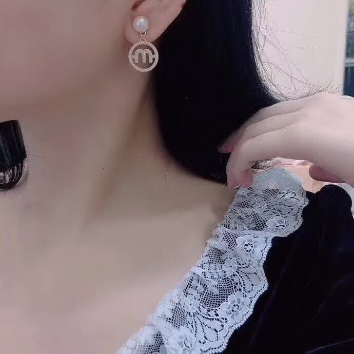 20秋季最新专柜款-缪缪Miu Miu2020新款珍珠MLOGO耳环，miumiu家的耳环都比较小女人哦，而且也很气质