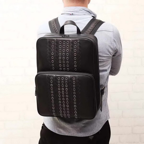 【原版皮】宝缇嘉/BV 男士双肩包，融合VN Eyelets工艺新颖呈现，光滑打蜡小牛皮基底上，大号金属孔眼条纹和intrecciato编织图案交织呈现，相映成趣，款号：80186608A