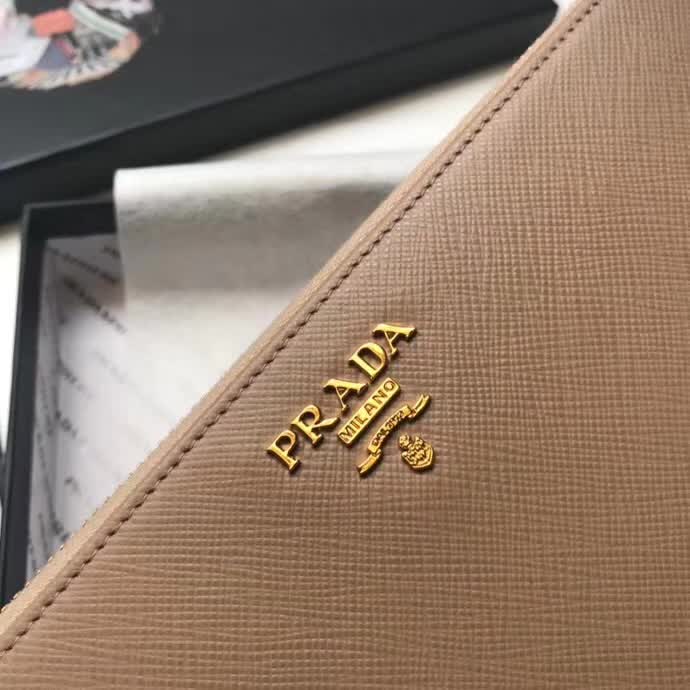 【原版皮】普拉达/Prada 拉链钱夹，选用十字纹小牛皮裁制而成，正面点缀金色散字徽标，尽显高档时尚，低调而又奢华，款号：1ML506