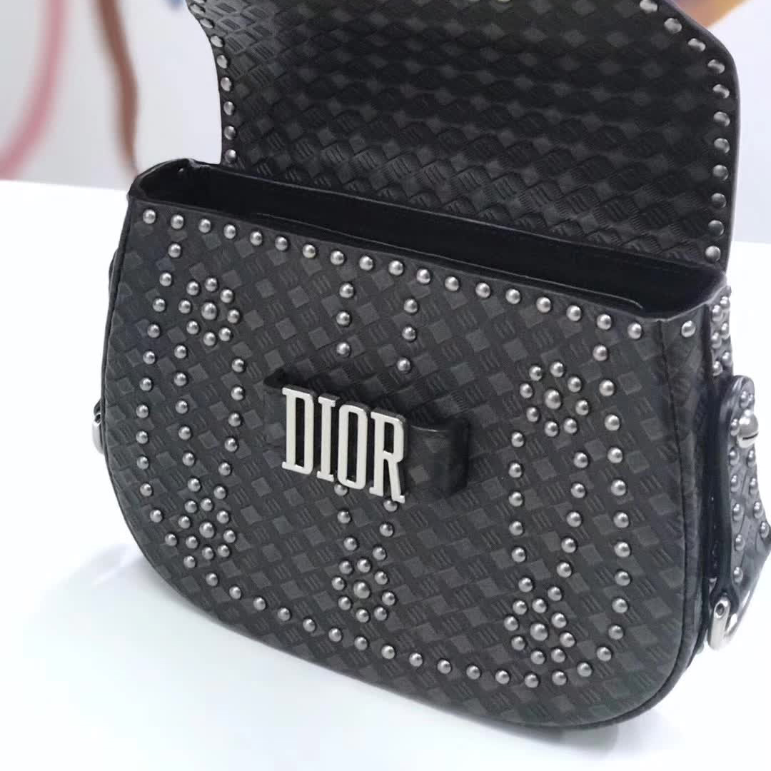 【原版皮】迪奥/Dior 肩背包，选用编织纹小牛皮裁制而成，缀以铆钉设计，搭配宽肩带更有特色，真的特别好看，款号：M6501