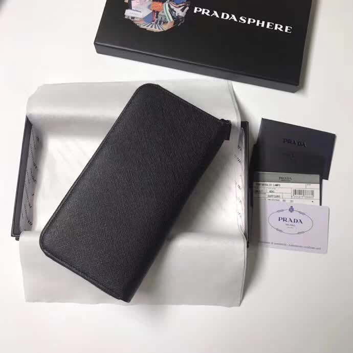 【原版皮】普拉达/Prada 拉链钱夹，选用十字纹小牛皮裁制而成，边角点缀三角散字徽标，经典之作，简单时尚，款号：2ML317