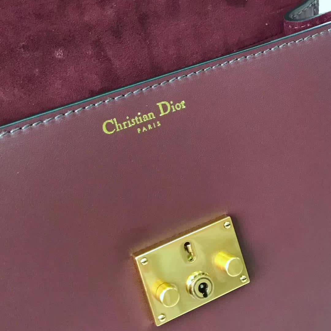 【原版皮】迪奥/Dior 手提包，选用平纹小牛皮裁制而成，饰以品牌标识字母锁扣，低调奢华，简约时尚
