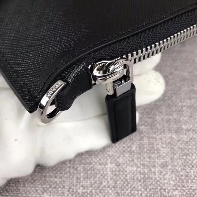 【原版皮】普拉达/Prada 男士手包，限量版，选用十字纹小牛皮裁制而成，绗缝特别的皮革徽标设计凸显个性，时尚炫酷，就是要你好看，款号：2NG001