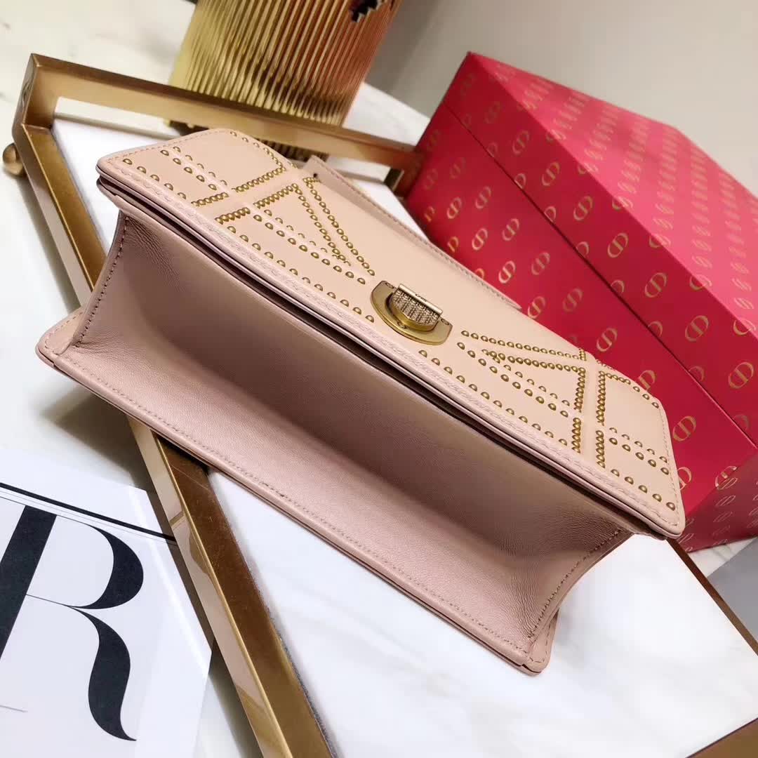 【原版皮】迪奥/Dior 链条包，选用小羊皮裁制而成，缀以饰钉 Archicannage藤格纹图案，徽章锁扣，美得不要不要的