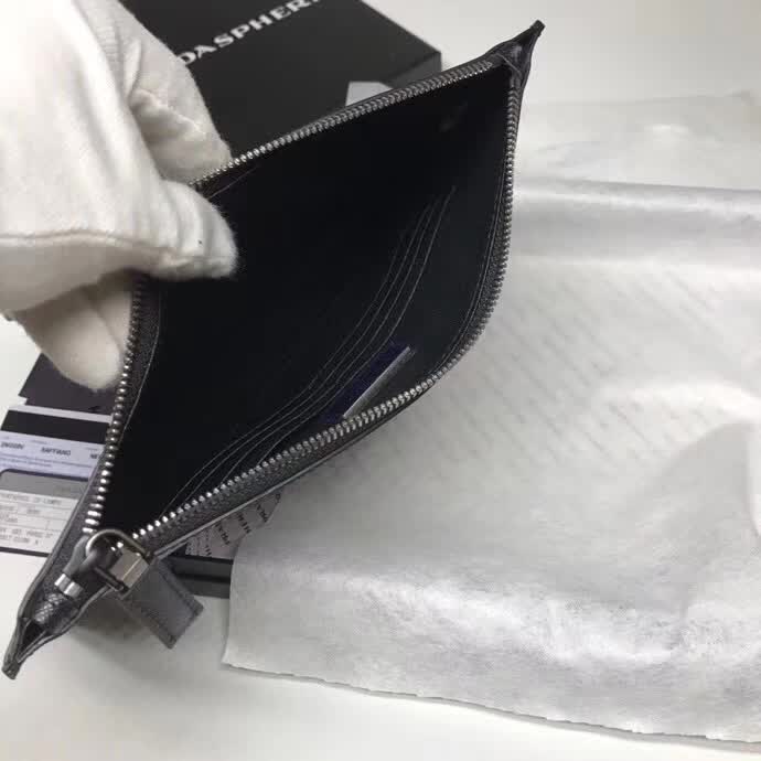 【原版皮】普拉达/Prada 男士手包，选用十字纹小牛皮裁制而成，正面点缀品牌三角散字徽标，款号：2NG05V