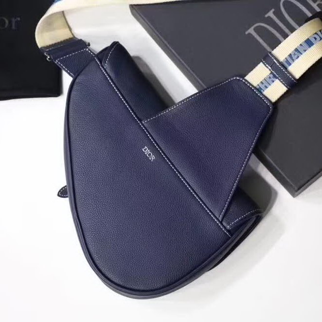 【原版皮】迪奥/Dior 马鞍包，选用颗粒纹小牛皮裁制而成，饰有Christian Dior带扣细节，彰显出自由与独特个性，看起来帅气又低调