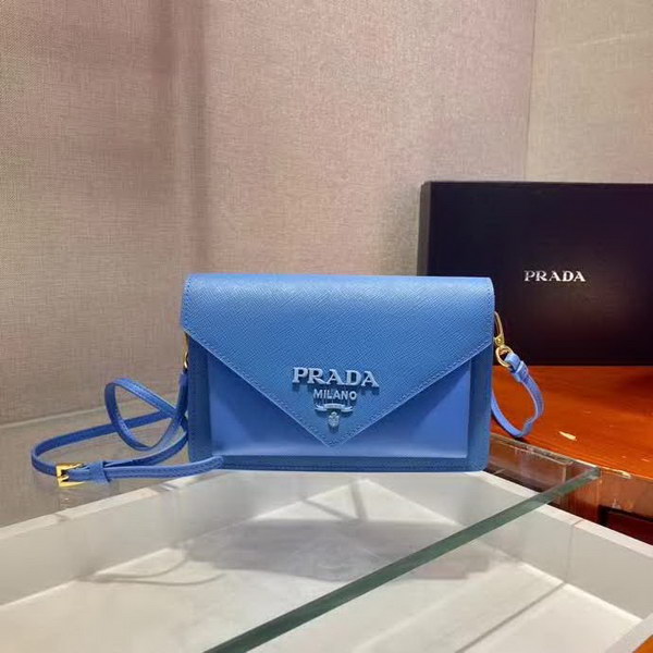 【原版皮】普拉达/Prada 肩背包，诠释精致的极简主义设计格调，一枚金属徽标点缀其上，昭示品牌身份，可拆卸可调式皮革肩带，又可当手包，内配可拆卸镜子，款号： 1BP020