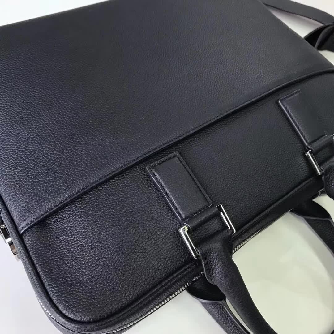 【原版皮】迪奥/Dior 男士公文包，选用粒面纹小牛皮裁制而成，采用传统工艺，是现代男士携带各类日常数据与文件的尚佳选择