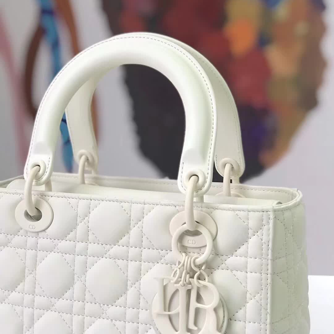 【原版皮】迪奥/Dior 戴妃包，磨砂系列，选用小牛皮绗缝藤格纹，饰有 Ultra matte 饰面金属配饰