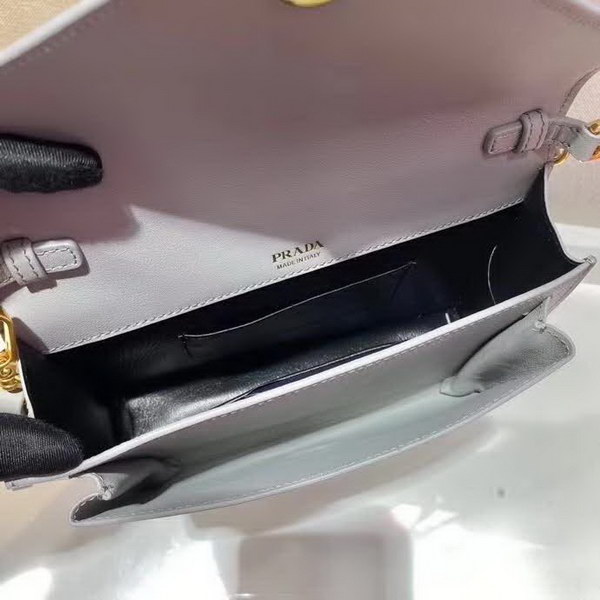 【原版皮】普拉达/Prada 肩背包，诠释精致的极简主义设计格调，一枚金属徽标点缀其上，昭示品牌身份，可拆卸可调式皮革肩带，又可当手包，内配可拆卸镜子，款号： 1BP020