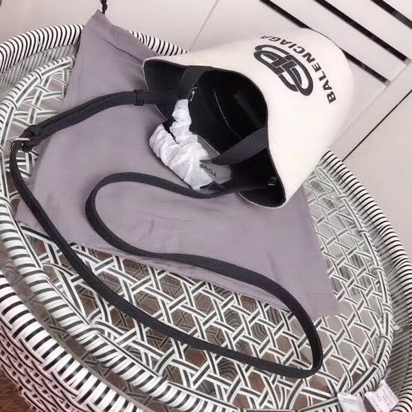 【原版皮】巴黎世家/Balenciaga, 帆布水桶手提包，黑白设计正面大小logo相衬，经典设计简约不轻易过时，帆布包轻盈易携带，容量却很赞，手提斜挎都是棒棒的