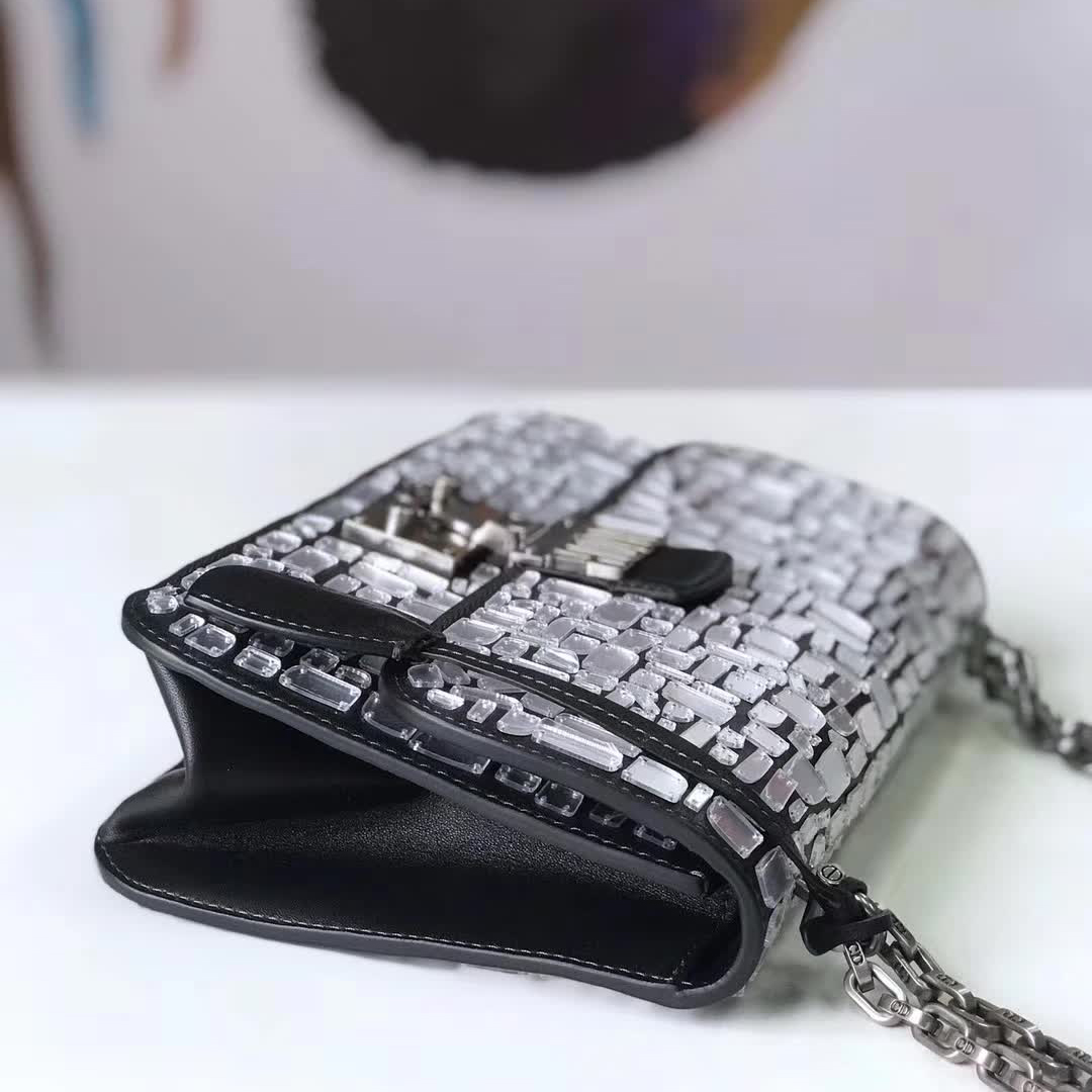 【原版皮】迪奥/Dior 链条包，选用小牛皮裁制而成，饰以不规则珠片，很有年代感，搭配链条肩带，真是perfect