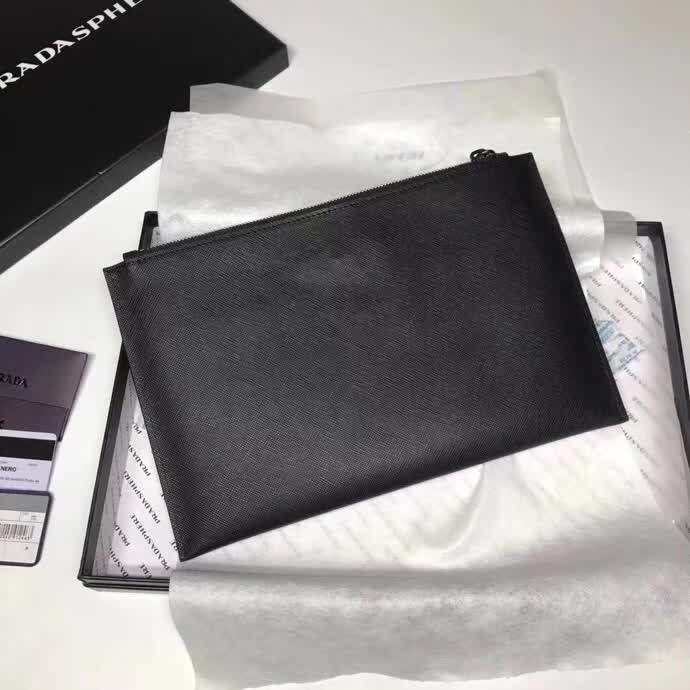 【原版皮】普拉达/Prada 男士手包，选用十字纹小牛皮裁制而成，正面点缀品牌三角散字徽标，款号：2NG05V