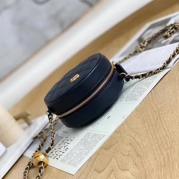 【原版皮】香奈儿/Chanel 金球系列小圆饼包，采用小羊皮精心裁制而成，柔软细腻搭配这季最火爆的链条，神奇的小金球能控制肩带长短，平时出门带的口红车钥匙纸巾都能放，款号：AS0366